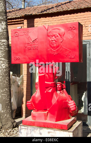 Sculpture abstraite d'un billet de chinois sur la 798 Art Zone, Beijing, Chine. Banque D'Images