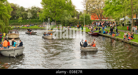 KONINGSDAG OU KINGS DAY FOULE ET BATEAUX SUR LE CANAL DANS LE CENTRE DE LEIDEN RIJNSBURGER HOLLAND Banque D'Images