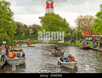 KONINGSDAG OU KINGS DAY SUR LE RIJNS CANAL DANS LE CENTRE DE LEIDEN BURGER AVEC DES BATEAUX SUR L'EAU ET DE LA FOULE SUR LES BORDS Banque D'Images