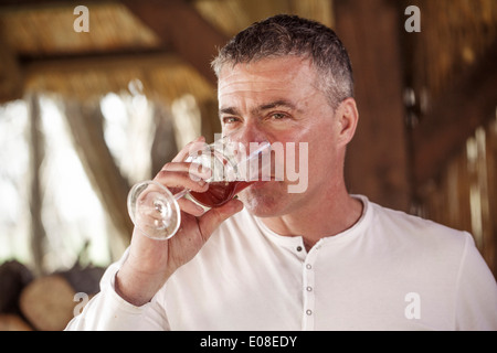 Man drinking glass of beer Banque D'Images