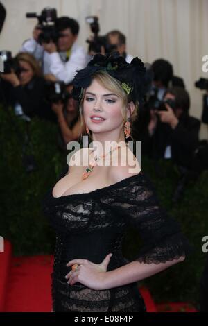 New York, USA. Le 05 mai, 2014. Kate Upton assiste à la "Charles James : Au-delà de Fashion' Costume Institute Gala au Metropolitan Museum of Art de New York, USA, 05 mai 2014. © AFP PHOTO alliance/Alamy Live News Banque D'Images
