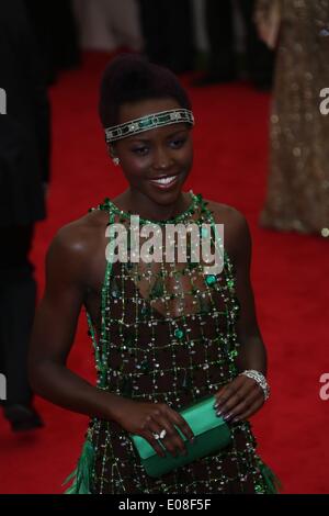 New York, USA. Le 05 mai, 2014. Lupita Nyong'o participe à la "Charles James : Au-delà de Fashion' Costume Institute Gala au Metropolitan Museum of Art de New York, USA, 05 mai 2014. © AFP PHOTO alliance/Alamy Live News Banque D'Images