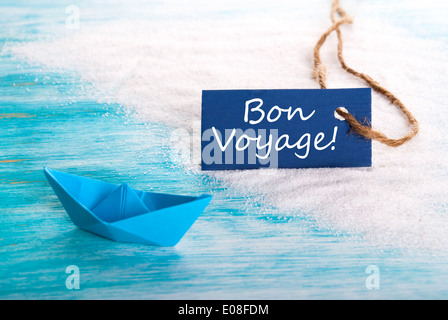 Une étiquette bleue avec Bon Voyage ce qui signifie bon voyage à la plage avec un bateau Banque D'Images