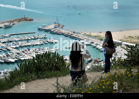 Sidi Bou Saïd, Tunisie 2014. Deux jeunes femmes visiteurs admirer la vue sur la mer et la marina Banque D'Images