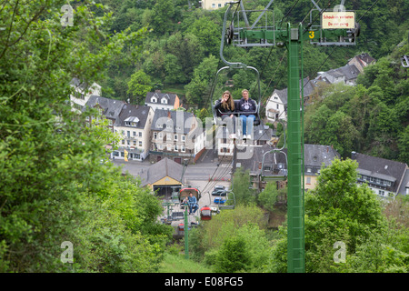 Les jeunes filles sur un chemin allant d'un point touristique plus de Cochem et la rivière Mosel (Allemagne) Banque D'Images