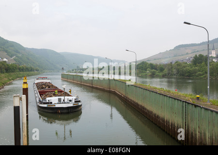 Bateau hollandais à la ferraille venant dans la serrure à Saarburg le long de la Moselle en Allemagne Banque D'Images