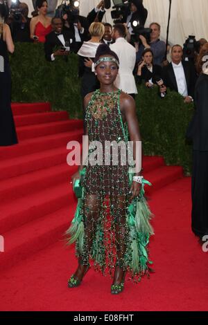 New York, USA. Le 05 mai, 2014. Lupita Nyong'o participe à la "Charles James : Au-delà de Fashion' Costume Institute Gala au Metropolitan Museum of Art de New York, USA, 05 mai 2014. © AFP PHOTO alliance/Alamy Live News Banque D'Images
