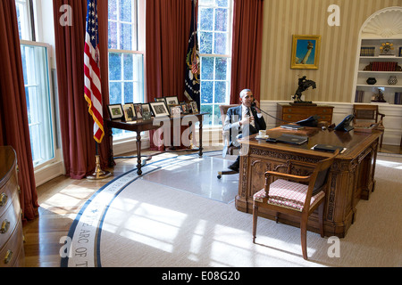 Le président américain Barack Obama de discuter de la réforme de l'immigration au téléphone avec la présidente de la Chambre John Boehner à partir du bureau ovale de la Maison Blanche le 4 février 2014 à Washington, DC. Banque D'Images