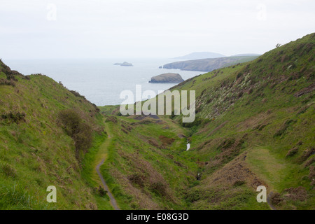 Une vue de la falaise au-dessus de l'autre côté de Ysgo Porth cove / plage vers l'île de Bardsey Aberdaron et / Ynys Enlli Banque D'Images