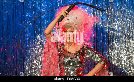 Berlin, Allemagne. 06 mai, 2014. Desiree Nick pose au cours de la présentation du nouveau spectacle 'Héritier' Retro-Muschi au tipi am Kanzleramt à Berlin, Allemagne, 06 mai 2014. Le spectacle aura lieu du 07 mai au 01 juin 2014. Photo : HANNIBAL DPA/Alamy Live News Banque D'Images