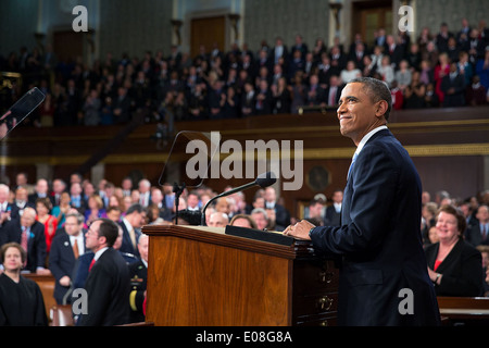 Le président américain Barack Obama reconnaît applaudissements avant qu'il livre l'état de l'Union dans la chambre Chambre à la capitale américaine le 28 janvier 2014 à Washington, DC. Banque D'Images