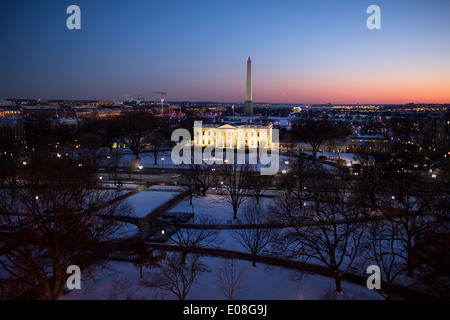 Vue aérienne de l'allumé de la Maison Blanche au crépuscule le 22 janvier 2014 à Washington, DC. Banque D'Images