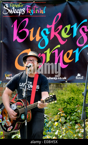 Sweeps Festival, Rochester, Kent, 5 mai 2014. Fête traditionnelle, relancé en 1981. Buskers' Corner Banque D'Images