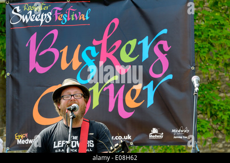 Sweeps Festival, Rochester, Kent, 5 mai 2014. Fête traditionnelle, relancé en 1981. Buskers' Corner Banque D'Images