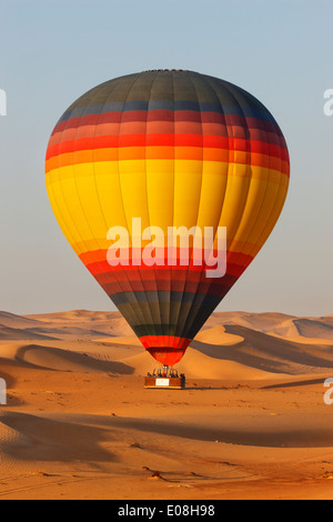 Vol au-dessus du désert de Dubaï avec hot air balloon Banque D'Images