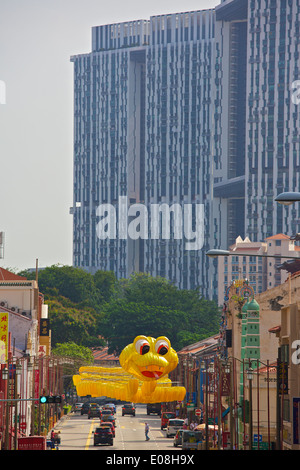 Modèle géant serpents Célébration de l'année chinoise du serpent accrochée au-dessus du North Bridge Road, à Singapour. Banque D'Images