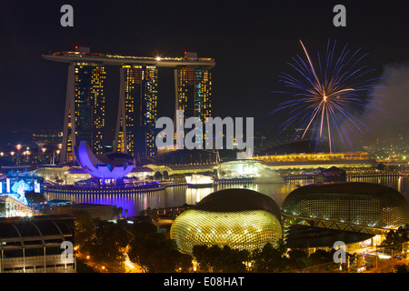 Défilé de la fête nationale feu d'artifice sur Marina Bay, Singapour. Banque D'Images