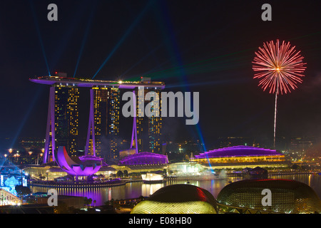 Défilé de la fête nationale feu d'artifice sur Marina Bay, Singapour. Banque D'Images