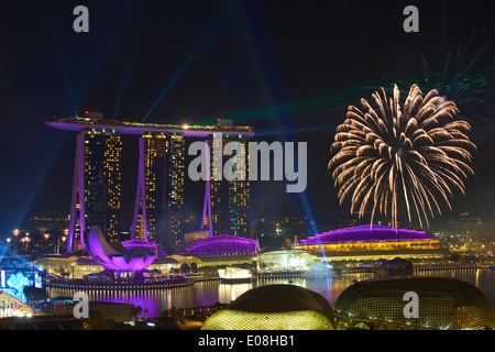 Défilé de la fête nationale feu d'artifice sur Marina Bay, Singapour. Banque D'Images