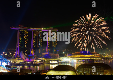 Défilé de la fête nationale feu d'artifice sur Marina Bay, Singapour. Banque D'Images