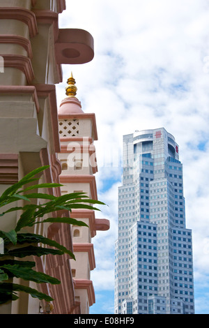 Cultures contrastées, l'historique Shahul Hamid Dargha de culte et l'immeuble UOB en arrière-plan, à Singapour. Banque D'Images