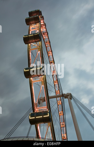 Singapore Flyer après le lever du soleil. Banque D'Images