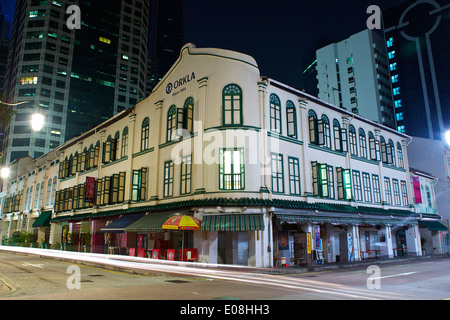 Ancienne et Moderne de l'ère coloniale moderne contraste avec les bâtiments tower blocks sur Telok Ayer Street à Singapour. Banque D'Images