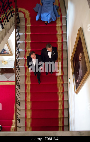 Le président américain Barack Obama et le président François Hollande, suivi par la Première Dame Michelle Obama, descendre le grand escalier de la Maison blanche avant le dîner d'État, 11 février 2014 à Washington, DC. Banque D'Images