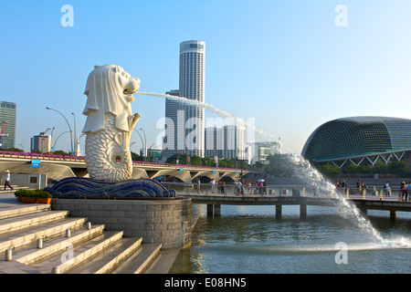 Le Merlion Fontaine avec le Swissotel en arrière-plan, à Singapour. Banque D'Images