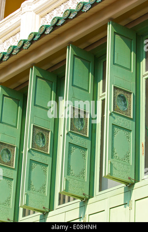 Volets en bois sur un bâtiment de l'époque coloniale restaurée historique à Boat Quay, Singapour. Banque D'Images