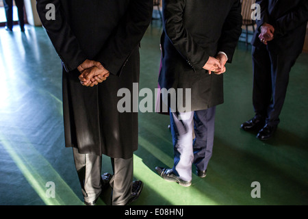 Le président américain Barack Obama et le président François Hollande se tenir avec les mains jointes au cours d'une visite de l'Île-Rousse l'accueil de Thomas Jefferson le 10 février 2014 à Charlottesville, Virginia Banque D'Images