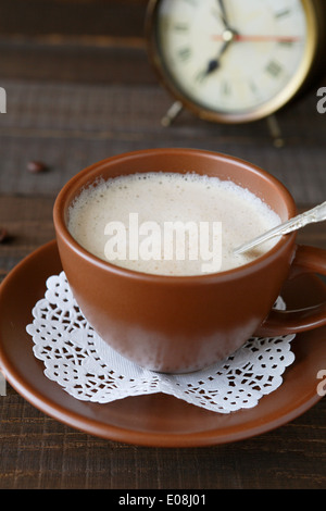 Cappuccino et réveil, gros plan Banque D'Images