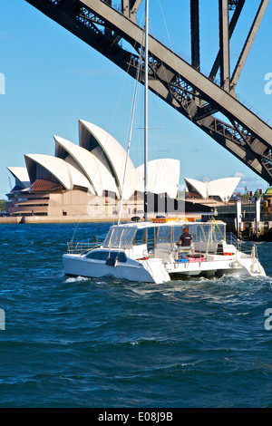 Voile passe sous le pont du port de Sydney. Banque D'Images