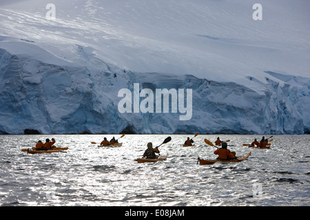 Groupe de kayak de mer à Port Lockroy antarctique Banque D'Images