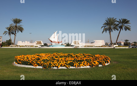 Fleurs au Koweït rond-point de la ville de Sharjah, Emirats Arabes Unis Banque D'Images