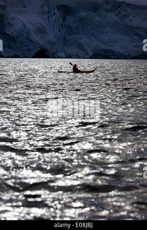 Femme seule kayakiste de mer près de glacier à Port Lockroy antarctique Banque D'Images