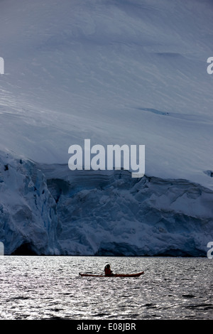 Femme seule kayakiste de mer près de glacier à Port Lockroy antarctique Banque D'Images