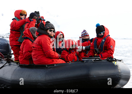 Les touristes en excursion zodiac port lockroy antarctique Banque D'Images