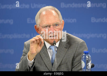Bruxelles, Bxl, Belgique. 6 mai, 2014. Le ministre allemand des Finances, Wolfgan Schaeuble parle à la presse après la réunion des ministres des Finances de l'Ecofin à l'administration centrale du Conseil de l'UE à Bruxelles, Belgique le 06.05.2014 par Wiktor Dabkowski : Wiktor Dabkowski Crédit/ZUMAPRESS.com/Alamy Live News Banque D'Images