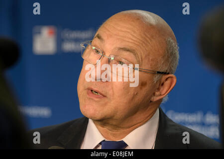 Bruxelles, Bxl, Belgique. 6 mai, 2014. Le ministre français des Finances Michel Sapin parle à la presse après la réunion des ministres des Finances de l'Ecofin à l'administration centrale du Conseil de l'UE à Bruxelles, Belgique le 06.05.2014 par Wiktor Dabkowski : Wiktor Dabkowski Crédit/ZUMAPRESS.com/Alamy Live News Banque D'Images