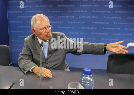 Bruxelles, Bxl, Belgique. 6 mai, 2014. Le ministre allemand des Finances, Wolfgan Schaeuble parle à la presse après la réunion des ministres des Finances de l'Ecofin à l'administration centrale du Conseil de l'UE à Bruxelles, Belgique le 06.05.2014 par Wiktor Dabkowski : Wiktor Dabkowski Crédit/ZUMAPRESS.com/Alamy Live News Banque D'Images