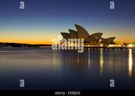 L'Opéra de Sydney au lever du soleil, vu de Campbell's Cove. Banque D'Images