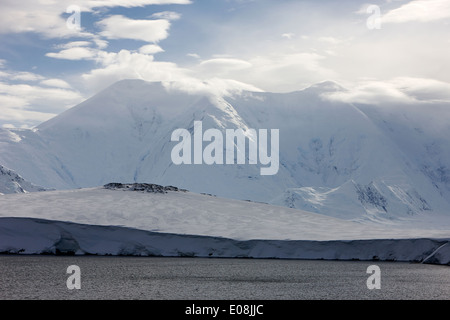 Paysage couvert de neige de l'île anvers et neumayer channel Antarctique Banque D'Images