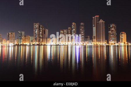 Skyline de Sharjah City at night, Emirats Arabes Unis Banque D'Images