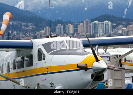 Harbour Air Seaplanes Turbo Otter hydravion amarré dans le port de Vancouver à l'aéroport de l'eau, C.-B., Canada. Banque D'Images