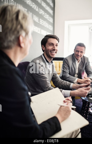 Happy businessman sitting avec nos collègues de l'hall Banque D'Images
