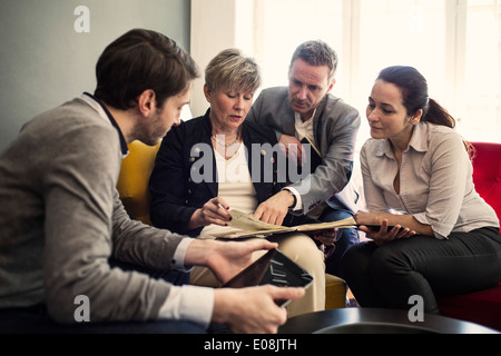 Discuter de l'équipe Entreprises in office lobby Banque D'Images