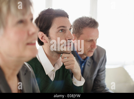 Homme d'affaires avec des collègues de bureau Banque D'Images