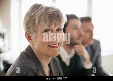 Portrait of happy businesswoman avec des collègues de bureau à l'arrière-plan Banque D'Images