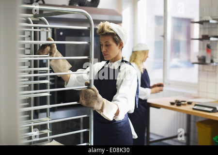 Baker femmes travaillant dans une boulangerie à cuisine Banque D'Images